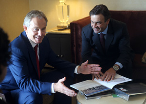 Aécio Neves se reúne com Tony Blair em Los Angeles 