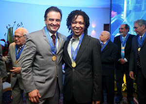 Aécio Neves recebe em Maceió Medalha do Mérito da República 