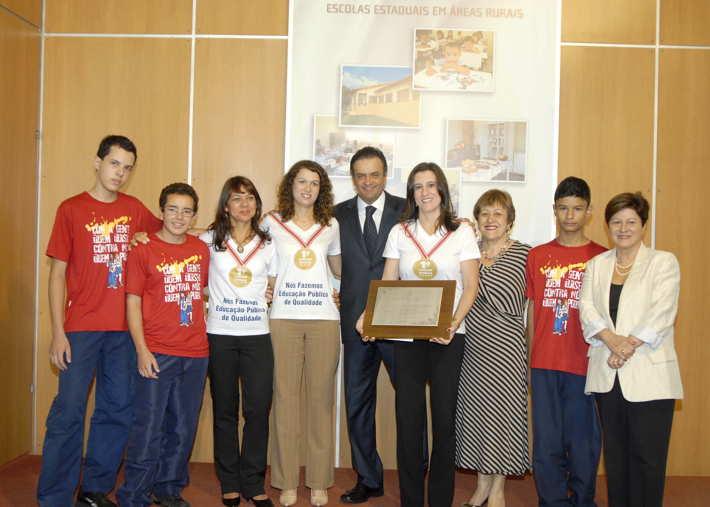 Aécio Neves homenageia escola vencedora de prêmio nacional