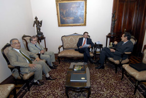 O governador Aécio Neves durante reunião no Palácio da Liberdade