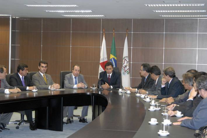 Governador Aécio Neves recebe homenagem de prefeitos da Granbel