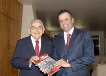 Governador Aécio Neves recebe livro de Francelino Pereira