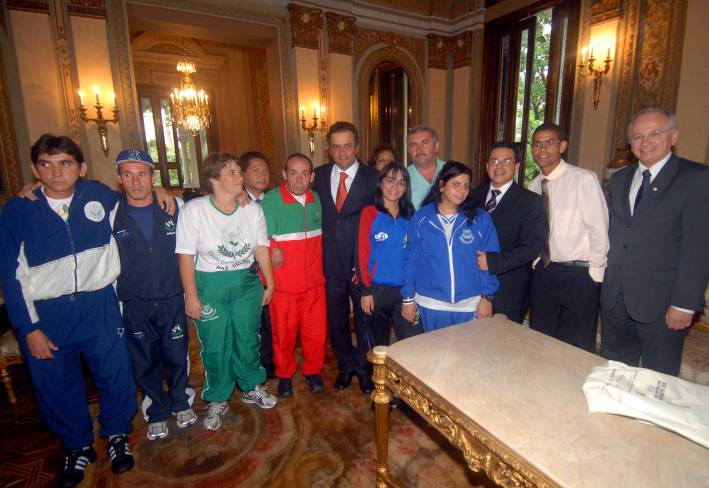 Governador Aécio Neves recebe atletas das Apaes