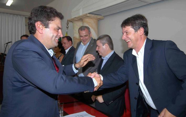 Governador Aécio Neves anuncia investimentos em Varginha